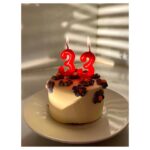 Natalia Sánchez Instagram – 33 AÑAZOS… A ver si consigo escribir esto sin llorar, que hoy tengo el día sensible…🤦‍♀️Hace años entendí, y fue bastante liberador, que las personas no somos sólo lo que nos pasa, si no “LO QUE HACEMOS con lo que nos pasa” y es eso, precisamente, lo que me ha traído hoy hasta aquí… A estos increíbles 33 años por los que sólo puedo dar gracias. La vida no siempre es fácil, doy gran fe de ello, pero eso no quiere decir que sea algo necesariamente negativo al 100%. Como bien decían los Monty Python: 🎶”Always look at the bright side of life”🎶 o, como diría mi abuela, “que miremos siempre el lado positivo de la vida”, vamos…☺️ He llegado hasta aquí gracias a equivocarme, a experimentar, a aprender de mis errores, a mi vulnerabilidad, a mi resiliencia, a mis decisiones, a caer, a levantarme, a ganar, a perder, a reír, a llorar… Lo que he hecho con todo lo que me ha pasado en mi vida, me ha traído hasta aquí, hasta la Nata que soy hoy, con 33, con una buena salud, no sólo física, también mental y emocional (eso sí, no por arte de magia!☝️Si no porque llevo trabajando en ellas más de 20 años y no dejaré de hacerlo nunca ☝️😊), con un millón de vivencias, con personas maravillosas con quienes poder compartirlas, un compañero de viaje que no deja de darme la mano, una familia(elegida y sanguínea) que iluminan mi camino, y ENCIMA, trabajando en lo que más me gusta en el mundo(que por cierto, el otro día descubrí que tengo 27 años cotizados en la Seguridad Social!🙆‍♀️¿Qué os parece?😂 y, aun así, JURO que no me quiero jubilar nunca!) Os lo digo en serio, sueño con tener 90 y seguir haciendo lo que hago hoy en día, quizás un poco más despacito, puede ser, pero igual de ilusionada y con las mismas ganas de aprender… Os prometo que, aun que la vida no siempre es fácil, solo puedo dar gracias al Universo por todo lo que me da. Para mi eso es la felicidad… Disfutar de esas pequeñas cosas, de esos pequeños momentos y de esos pequeños pasos que me van llevando hacia donde quiero llegar…
Y, si, he acabado llorando porque, como os he dicho, tengo el día sensible y eso, amig@s, también está bien…GRACIAS, de ❤️ por acompañarme en este camino!🙏y #FelizDíaInternacionalDelTeatro 🎭