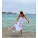 Natalia Sánchez Instagram - 30 horas en el paraíso que han dado para mucho…🩵 Han tenido que pasar 4 años y medio para que @marc_clotet y yo hayamos dejado a los peques con los abuelos en otra ciudad y hayamos cogido un avión SOLOS, sin cochecitos, maletas, pañales, muñecos, mantitas y el laaaargo etcétera que supone viajar con los peques…😅🤦‍♀️Y, aun que solo han sido 30 horas, hemos disfrutado de cada minuto como hacía tiempo… 🙏 Gracias, Rodo, por haber sido “la excusa perfecta” para que hayamos podido bailar, compartir, reír, pasear, bañarnos, brindar y celebrar la vida…❤️¡Qué gran suerte la nuestra! PD: Quridxs abuelxs… ¡amenazamos con repetir pronto…!☝️😏