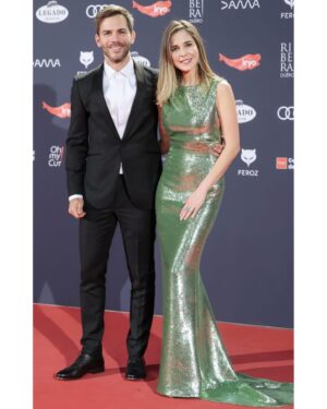 Natalia Sánchez Instagram - Me encontré con este chico al llegar y, oye… hemos hecho buenas migas…😏🤫
Gracias @premiosferoz por una noche mágica rebosante de talento…
✨Premios Feroz 2024…✨
@barolucasbl 
@joyassardinero 
@joseherrerastylist