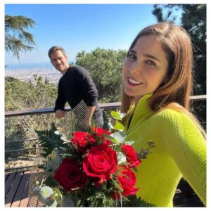 Natalia Sánchez Instagram - La verdad es que nuestro San Valentín no ha empezado muy “romántico”, que digamos...🤦‍♀️Desde que hemos abierto el ojo, hemos empezado con la vorágine matutina habitual de desayunos, mochilas, baberos, negociaciones varias con los peques sobre la vestimenta, peinados, pañales, baberos, etc… 😵‍💫¡Y hemos salido escopetadxs de casa sin darnos cuenta, entre otras cosas, de que era San Valentín! 🤷‍♀️Marc ha ido directo al rodaje y yo a llevar a los peques al cole y a empezar un día ¡de los que quitan el hipo! 
A medio día, mientras estaba en la cocina colocando la compra, han llamado al telefonillo y… ¡tachán! ¡Era Mr.Clotet con un ramo de rosas! (Sí…Me ha hecho tanta ilusión que le he hecho una foto antes de dejarle entrar.😍Siempre hace ilusión que alguien piense en ti, sea el día que sea… 🙃). Solo ha podido escaparse 15 minutos del rodaje pero… han merecido la pena. 🙏❤️
Lo cierto es que llevamos unos meses(o, mejor dicho, una vida) de locura total…Con rodajes, viajes, trabajos varios, mudanzas, peques, etc… y, a veces, aunque lo intentemos, cuesta encontrar momentos para, como mínimo, parar y mirarnos. Y hoy, Marc, ha pensado que San Valentín era una buena excusa para hacer un pequeño “alto en el camino” para precisamente eso, parar y mirarnos. Porque los “días especiales” (San Valentín, Día de la madre, del padre, del planeta, del chocolate, del calcetín…) obviamente no quieren decir que sean los únicos días en los que hay que celebrar y dar gracias por “x” motivo, pero sí son una buena excusa para parar y mirar…❤️Y hoy, como cada día, es un buen día para celebrar el amor en cualquiera de sus formas y con cualquier persona, sea quien sea, pero SIEMPRE ¡empezando por nosotrxs mismxs! 😍
#FelizDíaDeSanValentín a todxs!❤️🙏 y a ti, @marc_clotet gracias por tanto, siempre… 🙏