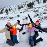 Natalia Sánchez Instagram - ☃️❄️¡ESCAPADA IMPROVISADA A LA NIEVE!❄️☃️ No sé vosotr@s pero yo soy muy dada a posponer un plan porque quiero esperar a que sea el momento ideal, perfecto, tenerlo todo organizado, etc, etc, etc y al final… pasan los días, las semanas, y acabo por no hacerlo… 🫠Y luego, la vida siempre me demuestra que, los planes improvisados, como este, son los mejores… No sé si porque no espero nada de ellos o porque me dejo fluir más… (o ambas cosas…🤦‍♀️) ¿Os pasa..?🧐Confesad… no me dejéis sola…🙏 PD: Nos pudimos ir gracias a que @norautoespana nos preparó el coche para la nieve con TODO lo que necesitábamos y en un tiempo récord! Y, me salvaron la vida porque, en el primer tramo, ya tuve que poner las cadenas!😂(era mi primera vez pero se me dió de maravilla porque son FACILÍSIMAS de poner!!💪¡¡Infinitas gracias, de verdad!!🙏 #Embajadora #Norauto 💙