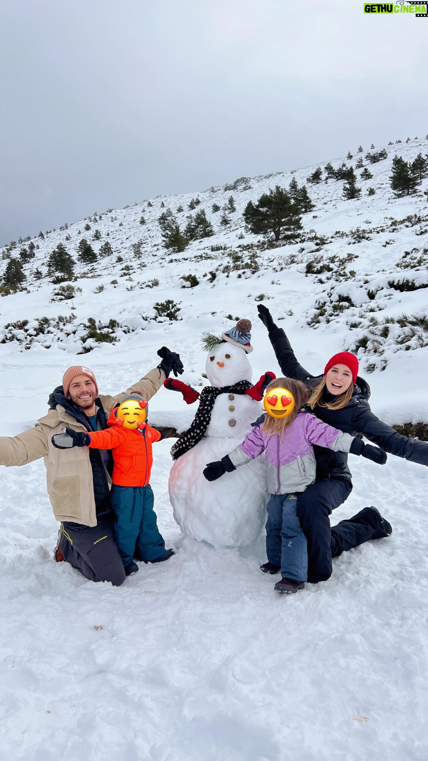 Natalia Sánchez Instagram - ☃️❄️¡ESCAPADA IMPROVISADA A LA NIEVE!❄️☃️ No sé vosotr@s pero yo soy muy dada a posponer un plan porque quiero esperar a que sea el momento ideal, perfecto, tenerlo todo organizado, etc, etc, etc y al final… pasan los días, las semanas, y acabo por no hacerlo… 🫠Y luego, la vida siempre me demuestra que, los planes improvisados, como este, son los mejores… No sé si porque no espero nada de ellos o porque me dejo fluir más… (o ambas cosas…🤦♀️) ¿Os pasa..?🧐Confesad… no me dejéis sola…🙏 PD: Nos pudimos ir gracias a que @norautoespana nos preparó el coche para la nieve con TODO lo que necesitábamos y en un tiempo récord! Y, me salvaron la vida porque, en el primer tramo, ya tuve que poner las cadenas!😂(era mi primera vez pero se me dió de maravilla porque son FACILÍSIMAS de poner!!💪¡¡Infinitas gracias, de verdad!!🙏 #Embajadora #Norauto 💙