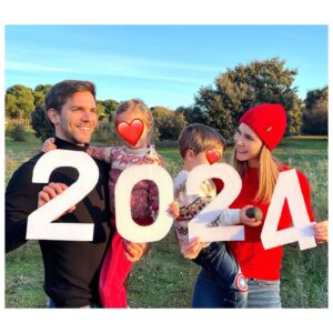 Natalia Sánchez Instagram - ¡FELIZ 2024! Estas Navidades han sido un poco “accidentadas”. Hemos estado de urgencias en urgencias porque Lia y yo cogimos Gripe A, con tan mala suerte que, cuando parecía que la habíamos superado y que ya estábamos como rosas, a ella le evolucionó en neumonía y a mí en otra sobre infección con pleuritis que, hasta hoy, no me dejaba ni hablar. 🤒Por suerte los antibióticos parecen estar haciendo su trabajo y, aún que van despacito, hoy empezamos a ver un poquito la luz…🙏 Dicen que, “lo que mal empieza, bien acaba” así que creo que este 2024 va a ser maravilloso!🤞
Ayer @marc_clotet nos preparó un banquete digno de una cena Real 🥰, decoramos la mesa con lo que teníamos y nos tomamos las uvas los 4 en casita (a las 21h🫠), en pijama, y brindamos porque, pese a estar como 2 trapillos, éramos unos afortunados por poder celebrar la entrada de año juntos.
 A las 00h nos despertaron los petardos y Marc y yo, sin hablar, con una mano les tapamos los oídos a los peques y con la mano que teníamos libre, nos agarramos, y nos susurramos “Feliz Año”...🥹 Y pese al sueño y el malestar pensé: Madre mía, qué suerte tengo…🥹🙏🍀
Sé que suena típico pero os deseo mucha, mucha salud, mucho amor, mucha empatía y que se cumplan todos vuestros propósitos! Y a todas las personas, peques y familiares que pasáis estas fechas en un hospital, os mando un abrazo especialmente fuerte cargado de toda la energía del mundo, ayer también brindamos por vosotr@s.🙏❤️ Mucho, mucho ánimo. 🙏❤️
¡Que sigamos brindando!⭐️🍀¡ #Feliz2024 !