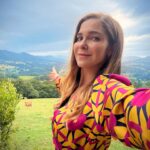 Natalia Sánchez Instagram - Dime que estás en Asturias, sin decirme que estás en #Asturias…😍⛰️🐂 Menudo fin de semana…Menuda boda… Creo que la resaca emocional ¡me va a durar bastante! Ha sido un finde de reencuentros, de conectar con muchas cosas de mi infancia, con muchas personas, todas maravillosas 🥹, de bailar como si no hubiera un mañana, de reír hasta que te duele la tripa, de lágrimas de emoción, de melancolía, de recuerdos bonitos, de gente bonita, de anécdotas de las que hacen reír (y de las que te matan de vergüenza, de esas también ha habido alguna que otra…☝️😅), de celebración, de fresquito, de comer rico y de muuuuchas cosas más… Y todo gracias a mi Lu, mi amiga de la infancia, y a Miguel, su maravilloso compañero de vida, que han decidido darse el “sí, quiero” (con más testigos que horas tiene el día…☝️😂 y juntando a lo mejor de Bilbao y lo mejorcito de Madrid…☝️😏. Qué afortunad@s somos de teneros en nuestras vidas y de estar en las vuestras..🙏 Gracias por un finde increíble…Vuelvo a casa agotada ¡pero con las pilas cargadas!❤️🙏 ¡Feliz Domingo a tod@s!