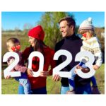 Natalia Sánchez Instagram - ¡FELIZ 2024! Estas Navidades han sido un poco “accidentadas”. Hemos estado de urgencias en urgencias porque Lia y yo cogimos Gripe A, con tan mala suerte que, cuando parecía que la habíamos superado y que ya estábamos como rosas, a ella le evolucionó en neumonía y a mí en otra sobre infección con pleuritis que, hasta hoy, no me dejaba ni hablar. 🤒Por suerte los antibióticos parecen estar haciendo su trabajo y, aún que van despacito, hoy empezamos a ver un poquito la luz…🙏 Dicen que, “lo que mal empieza, bien acaba” así que creo que este 2024 va a ser maravilloso!🤞 Ayer @marc_clotet nos preparó un banquete digno de una cena Real 🥰, decoramos la mesa con lo que teníamos y nos tomamos las uvas los 4 en casita (a las 21h🫠), en pijama, y brindamos porque, pese a estar como 2 trapillos, éramos unos afortunados por poder celebrar la entrada de año juntos. A las 00h nos despertaron los petardos y Marc y yo, sin hablar, con una mano les tapamos los oídos a los peques y con la mano que teníamos libre, nos agarramos, y nos susurramos “Feliz Año”...🥹 Y pese al sueño y el malestar pensé: Madre mía, qué suerte tengo…🥹🙏🍀 Sé que suena típico pero os deseo mucha, mucha salud, mucho amor, mucha empatía y que se cumplan todos vuestros propósitos! Y a todas las personas, peques y familiares que pasáis estas fechas en un hospital, os mando un abrazo especialmente fuerte cargado de toda la energía del mundo, ayer también brindamos por vosotr@s.🙏❤️ Mucho, mucho ánimo. 🙏❤️ ¡Que sigamos brindando!⭐️🍀¡ #Feliz2024 !