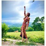 Natalia Sánchez Instagram – Dime que estás en Asturias, sin decirme que estás en #Asturias…😍⛰️🐂
Menudo fin de semana…Menuda boda… Creo que la resaca emocional ¡me va a durar bastante! 
Ha sido un finde de reencuentros, de conectar con muchas cosas de mi infancia, con muchas personas, todas maravillosas 🥹, de bailar como si no hubiera un mañana, de reír hasta que te duele la tripa, de lágrimas de emoción, de melancolía, de recuerdos bonitos, de gente bonita, de anécdotas de las que hacen reír (y de las que te matan de vergüenza, de esas también ha habido alguna que otra…☝️😅), de celebración, de fresquito, de comer rico y de muuuuchas cosas más… 
 Y todo gracias a mi Lu, mi amiga de la infancia, y a Miguel, su maravilloso compañero de vida, que han decidido darse el “sí, quiero” (con más testigos que horas tiene el día…☝️😂 y juntando a lo mejor de Bilbao y lo mejorcito de Madrid…☝️😏.
Qué afortunad@s somos de teneros en nuestras vidas y de estar en las vuestras..🙏 Gracias por un finde increíble…Vuelvo a casa agotada ¡pero con las pilas cargadas!❤️🙏 ¡Feliz Domingo a tod@s!