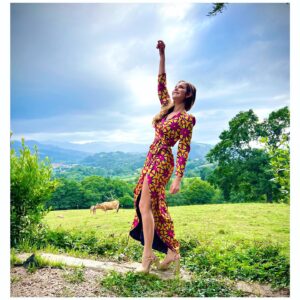 Natalia Sánchez Instagram - Dime que estás en Asturias, sin decirme que estás en #Asturias…😍⛰️🐂
Menudo fin de semana…Menuda boda… Creo que la resaca emocional ¡me va a durar bastante! 
Ha sido un finde de reencuentros, de conectar con muchas cosas de mi infancia, con muchas personas, todas maravillosas 🥹, de bailar como si no hubiera un mañana, de reír hasta que te duele la tripa, de lágrimas de emoción, de melancolía, de recuerdos bonitos, de gente bonita, de anécdotas de las que hacen reír (y de las que te matan de vergüenza, de esas también ha habido alguna que otra…☝️😅), de celebración, de fresquito, de comer rico y de muuuuchas cosas más… 
 Y todo gracias a mi Lu, mi amiga de la infancia, y a Miguel, su maravilloso compañero de vida, que han decidido darse el “sí, quiero” (con más testigos que horas tiene el día…☝️😂 y juntando a lo mejor de Bilbao y lo mejorcito de Madrid…☝️😏.
Qué afortunad@s somos de teneros en nuestras vidas y de estar en las vuestras..🙏 Gracias por un finde increíble…Vuelvo a casa agotada ¡pero con las pilas cargadas!❤️🙏 ¡Feliz Domingo a tod@s!