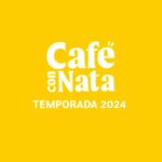 Natalia Valdebenito Instagram - ¡ALGUIEN ABRA LA PUERTA 😭! Señoras y señores, niñas y niños, monas, monos y mones: ¡Estamos de vuelta! La nueva temporada del #CaféConNata llega al fin a acompañarte durante las mañanas en un nuevo horario, con muchísimas sorpresas e invitados. Como siempre, con la compañía y conducción de la única e incomparable, nuestra “destacada comediante” (y eso no es ningún secreto 😉), @valdebenitonata . Anoten: LUNES. 01 DE ABRIL. 10 DE LA MAÑANA. ¡No te lo pierdas! #subela #nataliavaldebenito #matinal #programa #humor #chile #cafeconnata
