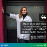 Natalia Valdebenito Instagram - Hoy salió en España esta entrevista. Seguro aumentarán los “cállate” después de esto. Léanla hasta el final 😎 Yo solo puedo pensar en lo segura que estoy de mi decisión (porque lo es), de usar mi comedia y mi voz, de convertir el escenario en mi lugar de lucha y vida y por supuesto en ese escape necesario, que a través de la risa con escándalo se entrelacen manos y voces por siempre acalladas, en la mezcla explosiva de la risa y el contenido. Gracias @el_pais @planetafuturo, a la periodista @blugarnuevo, a la fotógrafa Andrea Comas, por el interés genuino en mi trabajo. Léanla. Compartan. Es otra manera de hacernos presentes en un mundo que a simple vista no nos abre las puertas si es que no las empujemos con fuerza. ¡Gracias! ♥️ La entrevista la pueden encontrar en @planetafuturo Mención especial a @constanzaportigliati por acompañarme en esta aventura y en las que vendrán ..! 💘