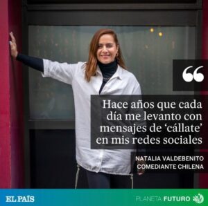 Natalia Valdebenito Instagram - Hoy salió en España esta entrevista. Seguro aumentarán los “cállate” después de esto. Léanla hasta el final 😎
Yo solo puedo pensar en lo segura que estoy de mi decisión (porque lo es), de usar mi comedia y mi voz, de convertir el escenario en mi lugar de lucha y vida y por supuesto en ese escape necesario, que a través de la risa con escándalo se entrelacen manos y voces por siempre acalladas, en la mezcla explosiva de la risa y el contenido. 
Gracias @el_pais @planetafuturo, a la periodista @blugarnuevo, a la fotógrafa Andrea Comas, por el interés genuino en mi trabajo. 
Léanla. Compartan. Es otra manera de hacernos presentes en un mundo que a simple vista no nos abre las puertas si es que no las empujemos con fuerza. 
¡Gracias! ♥️

La entrevista la pueden encontrar en @planetafuturo 

Mención especial a @constanzaportigliati por acompañarme en esta aventura y en las que vendrán ..! 💘