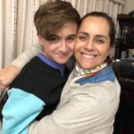 Natalia Valdebenito Instagram - Cuando mi hermana me dijo que estaba embaraza fue tan lindo. Ella estaba tan feliz. Yo exploté de amor. Lo recuerdo tan claramente; me fue a avisar al canal donde yo trabajaba y el pasillo de maquillaje se enteró lo que para nuestras almas era un gran y único acontecimiento. El día que nació tenía grabación y llegué pegada en la hora porque se hizo esperar, pero nunca tanto como para dejarme ir sin conocerlo, sin conocer al amor de mi vida. Nuestra relación es hermosa. Él sabe que aquí estoy siempre. Lo sabe porque me encargaré día a día por acompañar a mi hermana y a él en este camino de crecer y abrir los ojos a un mundo con miles de contradicciones. Estoy orgullosa de ti. Se me sale el corazón por ti. Me encanta verte crecer, tomar desiciones y plantear tus puntos de vista. Eres buen amigo y amado por todos los que te rodeamos. Celebraremos cada triunfo y no te soltaremos cuando las cosas no resulten. Cada uno de nosotros es tu hogar. No lo olvides. Felices 15 años, mi vida. Gracias por ser una luz en mi vida que no da espacio a la oscuridad. Gracias por desafiarme a ser mejor. Gracias por existir, mi amor. ¡Feliz cumple! @luv.mrtn 🎂♥️🙌🏻 Feliz cumple @gabyvaldebenito y @efosterdiaz gracias por este regalo, gracias por amarlo y cuidarlo. Él es un sol brillante gracias a la luz que ustedes le dan. 🤎