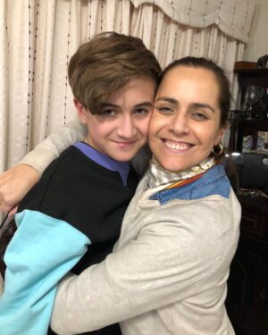 Natalia Valdebenito Instagram - Cuando mi hermana me dijo que estaba embaraza fue tan lindo. Ella estaba tan feliz. Yo exploté de amor. Lo recuerdo tan claramente; me fue a avisar al canal donde yo trabajaba y el pasillo de maquillaje se enteró lo que para nuestras almas era un gran y único acontecimiento. El día que nació tenía grabación y llegué pegada en la hora porque se hizo esperar, pero nunca tanto como para dejarme ir sin conocerlo, sin conocer al amor de mi vida. 
Nuestra relación es hermosa. Él sabe que aquí estoy siempre. Lo sabe porque me encargaré día a día por acompañar a mi hermana y a él en este camino de crecer y abrir los ojos a un mundo con miles de contradicciones. 
Estoy orgullosa de ti. Se me sale el corazón por ti. Me encanta verte crecer, tomar desiciones y plantear tus puntos de vista. Eres buen amigo y amado por todos los que te rodeamos. Celebraremos cada triunfo y no te soltaremos cuando las cosas no resulten. Cada uno de nosotros es tu hogar. No lo olvides. 
Felices 15 años, mi vida. Gracias por ser una luz en mi vida que no da espacio a la oscuridad. Gracias por desafiarme a ser mejor. Gracias por existir, mi amor. 
¡Feliz cumple! @luv.mrtn 🎂♥️🙌🏻

Feliz cumple @gabyvaldebenito y @efosterdiaz gracias por este regalo, gracias por amarlo y cuidarlo. Él es un sol brillante gracias a la luz que ustedes le dan. 🤎