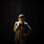 Natalia Valdebenito Instagram - ¿Cuántas se puede ser en una noche? Mañana es el día del Teatro y ¿qué me creo yo que hago lo que quiero en el escenario? Tengo más de lo que merezco tal vez. Honro al teatro con disciplina y rigor. Mi lenguaje es la comedia y puedo hacer otras cosas. Seguro que si. Yo he elegido vivir el teatro desde aquí. Investigar desde aquí. Aportar desde aquí. Navegar procesos creativos. La vida pasando. Lanzarse y manejar el barco. Aquí unas fotos de mi querida @leysofotografia, con quien es siempre un placer de risas y cariño trabajar, y son parte de lo que está pasando en “ESTO ES UN SECRETO” 🤫🔥 ¡un viaje ma ra vi llo so! Mayo está agotado. Para Junio aún hay chance, entradas en @ticketmastercl 😉 Gracias a quienes han ido 🙏🏻🤫😅💜 Se viene anuncio de regiones.