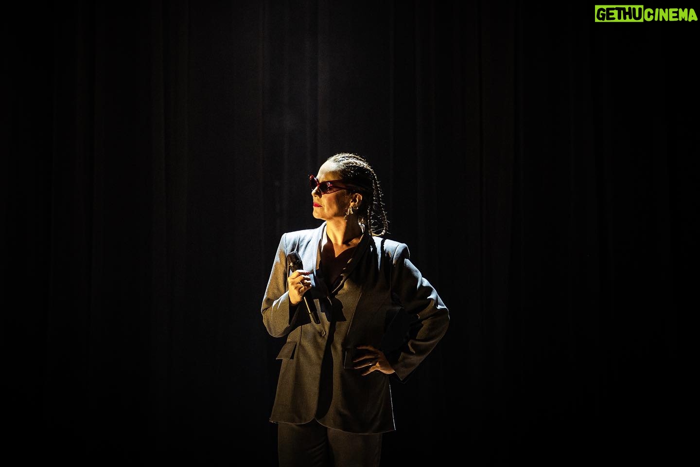 Natalia Valdebenito Instagram - ¿Cuántas se puede ser en una noche? Mañana es el día del Teatro y ¿qué me creo yo que hago lo que quiero en el escenario? Tengo más de lo que merezco tal vez. Honro al teatro con disciplina y rigor. Mi lenguaje es la comedia y puedo hacer otras cosas. Seguro que si. Yo he elegido vivir el teatro desde aquí. Investigar desde aquí. Aportar desde aquí. Navegar procesos creativos. La vida pasando. Lanzarse y manejar el barco. Aquí unas fotos de mi querida @leysofotografia, con quien es siempre un placer de risas y cariño trabajar, y son parte de lo que está pasando en “ESTO ES UN SECRETO” 🤫🔥 ¡un viaje ma ra vi llo so! Mayo está agotado. Para Junio aún hay chance, entradas en @ticketmastercl 😉 Gracias a quienes han ido 🙏🏻🤫😅💜 Se viene anuncio de regiones.