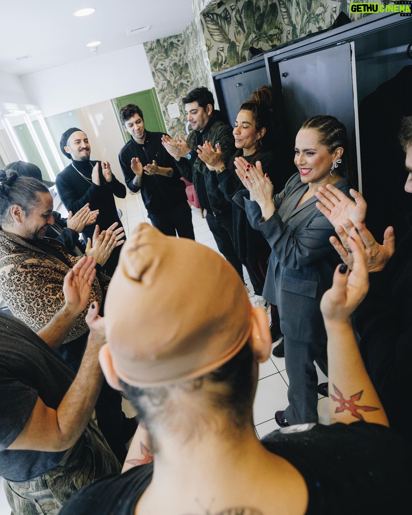 Natalia Valdebenito Instagram - Nuestro amigo @garygophoto fue a hacer su arte de fotografía a “ESTO ES UN SECRETO”. Son miles de fotos y todas merecen ser compartidas porque están muy buenas 🙌🏻📸 Gracias. ¡¡¡Últimas funciones en Stgo!!! Junio: 5/6. 20/27 20 hrs. Entradas en @ticketmastercl (Anuncio de regiones este viernes …) Aquí está el equipo. @lucianofrancino Productor General. @segonzalezg Produccion. @handra actriz - coreógrafa. @paulamagnetica actriz - coreógrafa. @nataliamunoz_v Maquillaje y Pelo. @mauricioavilaa Iluminación. @ro_carrasco_ técnico escenario -(experto en tarima) @alvaro_aranda Productor Técnico. @barlitro Músico. Gracias a la energía y talento de este equipo es posible hacer este hermoso y exigente trabajo. 🙌🏻🥹💜 Gracias publico. Un honor actuar para ustedes. ♥️