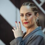 Natalia Valdebenito Instagram - ¿Cuántas se puede ser en una noche? Mañana es el día del Teatro y ¿qué me creo yo que hago lo que quiero en el escenario? Tengo más de lo que merezco tal vez. Honro al teatro con disciplina y rigor. Mi lenguaje es la comedia y puedo hacer otras cosas. Seguro que si. Yo he elegido vivir el teatro desde aquí. Investigar desde aquí. Aportar desde aquí. Navegar procesos creativos. La vida pasando. Lanzarse y manejar el barco. Aquí unas fotos de mi querida @leysofotografia, con quien es siempre un placer de risas y cariño trabajar, y son parte de lo que está pasando en “ESTO ES UN SECRETO” 🤫🔥 ¡un viaje ma ra vi llo so! Mayo está agotado. Para Junio aún hay chance, entradas en @ticketmastercl 😉 Gracias a quienes han ido 🙏🏻🤫😅💜 Se viene anuncio de regiones.