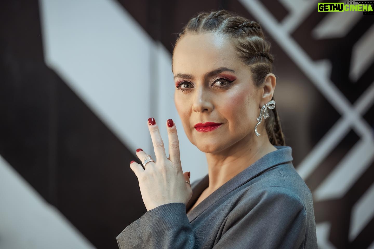 Natalia Valdebenito Instagram - ¿Cuántas se puede ser en una noche? Mañana es el día del Teatro y ¿qué me creo yo que hago lo que quiero en el escenario? Tengo más de lo que merezco tal vez. Honro al teatro con disciplina y rigor. Mi lenguaje es la comedia y puedo hacer otras cosas. Seguro que si. Yo he elegido vivir el teatro desde aquí. Investigar desde aquí. Aportar desde aquí. Navegar procesos creativos. La vida pasando. Lanzarse y manejar el barco. Aquí unas fotos de mi querida @leysofotografia, con quien es siempre un placer de risas y cariño trabajar, y son parte de lo que está pasando en “ESTO ES UN SECRETO” 🤫🔥 ¡un viaje ma ra vi llo so! Mayo está agotado. Para Junio aún hay chance, entradas en @ticketmastercl 😉 Gracias a quienes han ido 🙏🏻🤫😅💜 Se viene anuncio de regiones.