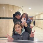 Natalia Valdebenito Instagram - Cuando mi hermana me dijo que estaba embaraza fue tan lindo. Ella estaba tan feliz. Yo exploté de amor. Lo recuerdo tan claramente; me fue a avisar al canal donde yo trabajaba y el pasillo de maquillaje se enteró lo que para nuestras almas era un gran y único acontecimiento. El día que nació tenía grabación y llegué pegada en la hora porque se hizo esperar, pero nunca tanto como para dejarme ir sin conocerlo, sin conocer al amor de mi vida. Nuestra relación es hermosa. Él sabe que aquí estoy siempre. Lo sabe porque me encargaré día a día por acompañar a mi hermana y a él en este camino de crecer y abrir los ojos a un mundo con miles de contradicciones. Estoy orgullosa de ti. Se me sale el corazón por ti. Me encanta verte crecer, tomar desiciones y plantear tus puntos de vista. Eres buen amigo y amado por todos los que te rodeamos. Celebraremos cada triunfo y no te soltaremos cuando las cosas no resulten. Cada uno de nosotros es tu hogar. No lo olvides. Felices 15 años, mi vida. Gracias por ser una luz en mi vida que no da espacio a la oscuridad. Gracias por desafiarme a ser mejor. Gracias por existir, mi amor. ¡Feliz cumple! @luv.mrtn 🎂♥️🙌🏻 Feliz cumple @gabyvaldebenito y @efosterdiaz gracias por este regalo, gracias por amarlo y cuidarlo. Él es un sol brillante gracias a la luz que ustedes le dan. 🤎