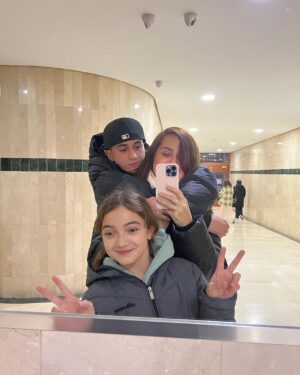 Natalia Valdebenito Instagram - Cuando mi hermana me dijo que estaba embaraza fue tan lindo. Ella estaba tan feliz. Yo exploté de amor. Lo recuerdo tan claramente; me fue a avisar al canal donde yo trabajaba y el pasillo de maquillaje se enteró lo que para nuestras almas era un gran y único acontecimiento. El día que nació tenía grabación y llegué pegada en la hora porque se hizo esperar, pero nunca tanto como para dejarme ir sin conocerlo, sin conocer al amor de mi vida. 
Nuestra relación es hermosa. Él sabe que aquí estoy siempre. Lo sabe porque me encargaré día a día por acompañar a mi hermana y a él en este camino de crecer y abrir los ojos a un mundo con miles de contradicciones. 
Estoy orgullosa de ti. Se me sale el corazón por ti. Me encanta verte crecer, tomar desiciones y plantear tus puntos de vista. Eres buen amigo y amado por todos los que te rodeamos. Celebraremos cada triunfo y no te soltaremos cuando las cosas no resulten. Cada uno de nosotros es tu hogar. No lo olvides. 
Felices 15 años, mi vida. Gracias por ser una luz en mi vida que no da espacio a la oscuridad. Gracias por desafiarme a ser mejor. Gracias por existir, mi amor. 
¡Feliz cumple! @luv.mrtn 🎂♥️🙌🏻

Feliz cumple @gabyvaldebenito y @efosterdiaz gracias por este regalo, gracias por amarlo y cuidarlo. Él es un sol brillante gracias a la luz que ustedes le dan. 🤎