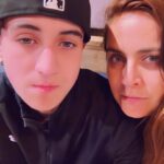 Natalia Valdebenito Instagram - Cuando mi hermana me dijo que estaba embaraza fue tan lindo. Ella estaba tan feliz. Yo exploté de amor. Lo recuerdo tan claramente; me fue a avisar al canal donde yo trabajaba y el pasillo de maquillaje se enteró lo que para nuestras almas era un gran y único acontecimiento. El día que nació tenía grabación y llegué pegada en la hora porque se hizo esperar, pero nunca tanto como para dejarme ir sin conocerlo, sin conocer al amor de mi vida. Nuestra relación es hermosa. Él sabe que aquí estoy siempre. Lo sabe porque me encargaré día a día por acompañar a mi hermana y a él en este camino de crecer y abrir los ojos a un mundo con miles de contradicciones. Estoy orgullosa de ti. Se me sale el corazón por ti. Me encanta verte crecer, tomar desiciones y plantear tus puntos de vista. Eres buen amigo y amado por todos los que te rodeamos. Celebraremos cada triunfo y no te soltaremos cuando las cosas no resulten. Cada uno de nosotros es tu hogar. No lo olvides. Felices 15 años, mi vida. Gracias por ser una luz en mi vida que no da espacio a la oscuridad. Gracias por desafiarme a ser mejor. Gracias por existir, mi amor. ¡Feliz cumple! @luv.mrtn 🎂♥️🙌🏻 Feliz cumple @gabyvaldebenito y @efosterdiaz gracias por este regalo, gracias por amarlo y cuidarlo. Él es un sol brillante gracias a la luz que ustedes le dan. 🤎