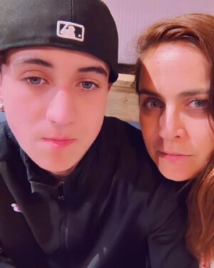 Natalia Valdebenito Instagram - Cuando mi hermana me dijo que estaba embaraza fue tan lindo. Ella estaba tan feliz. Yo exploté de amor. Lo recuerdo tan claramente; me fue a avisar al canal donde yo trabajaba y el pasillo de maquillaje se enteró lo que para nuestras almas era un gran y único acontecimiento. El día que nació tenía grabación y llegué pegada en la hora porque se hizo esperar, pero nunca tanto como para dejarme ir sin conocerlo, sin conocer al amor de mi vida. 
Nuestra relación es hermosa. Él sabe que aquí estoy siempre. Lo sabe porque me encargaré día a día por acompañar a mi hermana y a él en este camino de crecer y abrir los ojos a un mundo con miles de contradicciones. 
Estoy orgullosa de ti. Se me sale el corazón por ti. Me encanta verte crecer, tomar desiciones y plantear tus puntos de vista. Eres buen amigo y amado por todos los que te rodeamos. Celebraremos cada triunfo y no te soltaremos cuando las cosas no resulten. Cada uno de nosotros es tu hogar. No lo olvides. 
Felices 15 años, mi vida. Gracias por ser una luz en mi vida que no da espacio a la oscuridad. Gracias por desafiarme a ser mejor. Gracias por existir, mi amor. 
¡Feliz cumple! @luv.mrtn 🎂♥️🙌🏻

Feliz cumple @gabyvaldebenito y @efosterdiaz gracias por este regalo, gracias por amarlo y cuidarlo. Él es un sol brillante gracias a la luz que ustedes le dan. 🤎