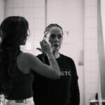 Natalia Valdebenito Instagram - ¿Cuántas se puede ser en una noche? Mañana es el día del Teatro y ¿qué me creo yo que hago lo que quiero en el escenario? Tengo más de lo que merezco tal vez. Honro al teatro con disciplina y rigor. Mi lenguaje es la comedia y puedo hacer otras cosas. Seguro que si. Yo he elegido vivir el teatro desde aquí. Investigar desde aquí. Aportar desde aquí. Navegar procesos creativos. La vida pasando. Lanzarse y manejar el barco. Aquí unas fotos de mi querida @leysofotografia, con quien es siempre un placer de risas y cariño trabajar, y son parte de lo que está pasando en “ESTO ES UN SECRETO” 🤫🔥 ¡un viaje ma ra vi llo so! Mayo está agotado. Para Junio aún hay chance, entradas en @ticketmastercl 😉 Gracias a quienes han ido 🙏🏻🤫😅💜 Se viene anuncio de regiones.