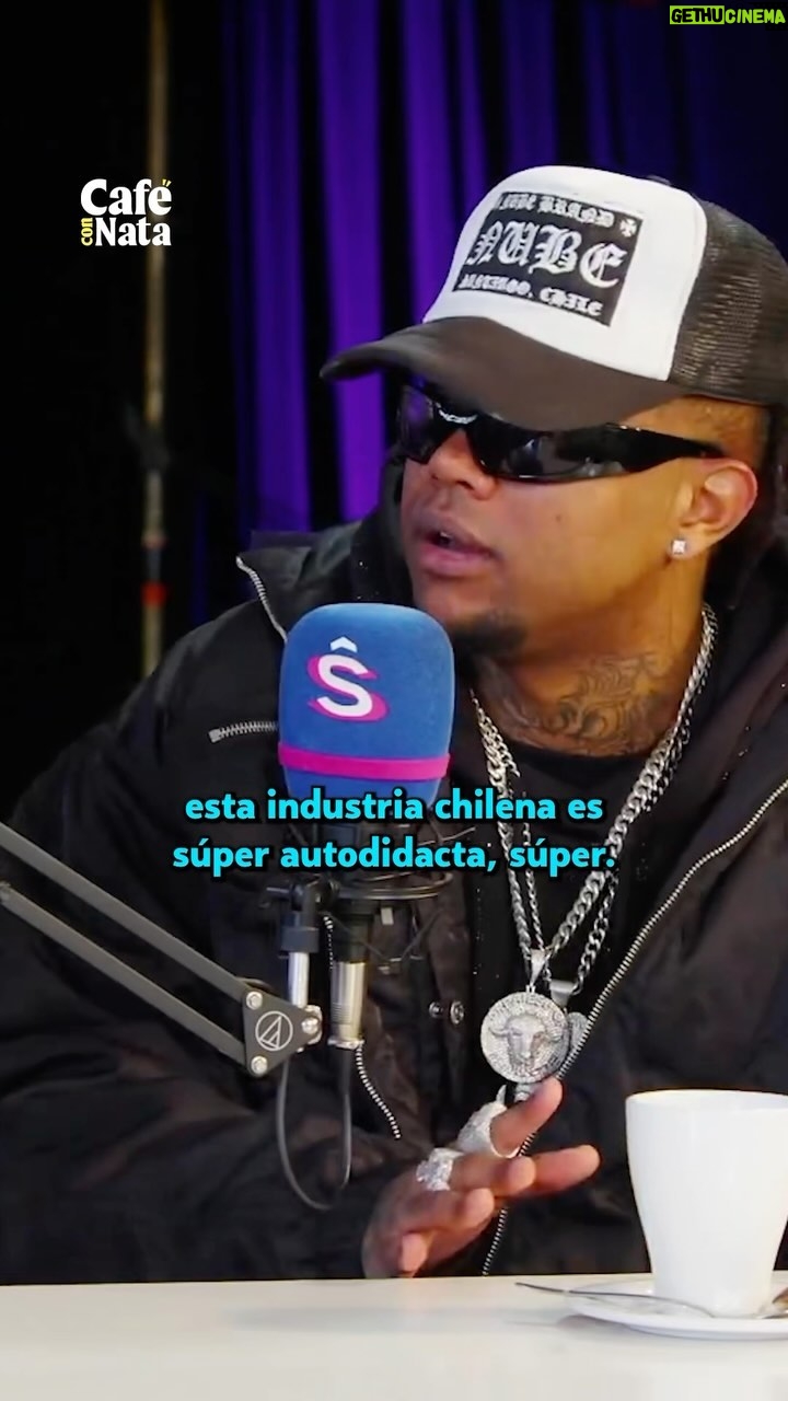 Natalia Valdebenito Instagram - “La industria chilena es súper autodidacta”, dice @richboywest 🎙️ Polimá Westcoast visitó el #CaféConNata y conversó con @valdebenitonata de su último single, su percepción de la industria musical urbana y la importancia de tener un buen mánager, en un contexto donde hasta ahora no había referentes chilenos. 📲 Revisa el programa completo en http://Youtube.com/@SUBELARADIOCL o en Spotify. También puedes escucharlo en vivo de lunes a viernes a las 10:00 AM. #CaféConNata #PolimáWestcoast #Músicaurbana #Músicachilena