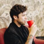 Natalia Valdebenito Instagram - Nuestro amigo @garygophoto fue a hacer su arte de fotografía a “ESTO ES UN SECRETO”. Son miles de fotos y todas merecen ser compartidas porque están muy buenas 🙌🏻📸 Gracias. ¡¡¡Últimas funciones en Stgo!!! Junio: 5/6. 20/27 20 hrs. Entradas en @ticketmastercl (Anuncio de regiones este viernes …) Aquí está el equipo. @lucianofrancino Productor General. @segonzalezg Produccion. @handra actriz - coreógrafa. @paulamagnetica actriz - coreógrafa. @nataliamunoz_v Maquillaje y Pelo. @mauricioavilaa Iluminación. @ro_carrasco_ técnico escenario -(experto en tarima) @alvaro_aranda Productor Técnico. @barlitro Músico. Gracias a la energía y talento de este equipo es posible hacer este hermoso y exigente trabajo. 🙌🏻🥹💜 Gracias publico. Un honor actuar para ustedes. ♥️