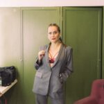 Natalia Valdebenito Instagram - Ha sido un inicio soñado. Esta primera temporada de “ESTO ES UN SECRETO” en @teatrosangines ha sido una hermosa manera de volver al escenario con amor y escándalo como me gusta. Estamos haciendo teatro y eso me hace muy feliz. Les invito a ver “ESTO ES UN SECRETO”, un verdadero viaje que les asegura honestidad, delirio y risas, muchas risas. Estas maravillosas fotografías son de mi querida amiga @valpalavecino 🙌🏻🖤 quien con su ojo cariñoso captó las tantas risas y Alegría que marcan este momento, que me hacen pensar que estamos en el camino correcto. 😉 Ahora nos vamos a @matucana100, para luego volver a @teatrosangines … donde aún quedan entradas 🤫🔥 @puntoticket Gracias a quienes saben guardar secretos 🤫🔥🤎 1. Parte del equipo justo antes de entrar a escena. 2. Handra dándolo todo.😍 3. Pau siendo Pau.😍 4. Valentín. El nuevo apodo queda en secreto. 🤫 5. Madurasexyera. 🫣 6. Seba y yo caminando al escenario. La sonrisas es la constante. 7. Equipo completo tomados de las manos.♥️ 8. Intro titulada: Porque puedo. 9. Improvisando. Actuando. 10. Muchas gracias, buenas noches.💚 “ESTO ES UN SECRETO” 🔥🤫 Nos vemos en mayo en @teatrosangines @puntoticket