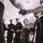 Natalia Valdebenito Instagram - Ha sido un inicio soñado. Esta primera temporada de “ESTO ES UN SECRETO” en @teatrosangines ha sido una hermosa manera de volver al escenario con amor y escándalo como me gusta. Estamos haciendo teatro y eso me hace muy feliz. Les invito a ver “ESTO ES UN SECRETO”, un verdadero viaje que les asegura honestidad, delirio y risas, muchas risas. Estas maravillosas fotografías son de mi querida amiga @valpalavecino 🙌🏻🖤 quien con su ojo cariñoso captó las tantas risas y Alegría que marcan este momento, que me hacen pensar que estamos en el camino correcto. 😉 Ahora nos vamos a @matucana100, para luego volver a @teatrosangines … donde aún quedan entradas 🤫🔥 @puntoticket Gracias a quienes saben guardar secretos 🤫🔥🤎 1. Parte del equipo justo antes de entrar a escena. 2. Handra dándolo todo.😍 3. Pau siendo Pau.😍 4. Valentín. El nuevo apodo queda en secreto. 🤫 5. Madurasexyera. 🫣 6. Seba y yo caminando al escenario. La sonrisas es la constante. 7. Equipo completo tomados de las manos.♥️ 8. Intro titulada: Porque puedo. 9. Improvisando. Actuando. 10. Muchas gracias, buenas noches.💚 “ESTO ES UN SECRETO” 🔥🤫 Nos vemos en mayo en @teatrosangines @puntoticket
