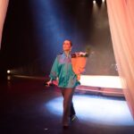 Natalia Valdebenito Instagram – Las primeras 10 funciones de “ESTO ES UN SECRETO” coronaron en @matucana100. Lo pasamos lindo, el público más entregado y loco que nunca, nos reímos y cerramos un pacto de teatro y confianza.
Gracias a todos quienes ya han visto “ESTO ES UN SECRETO”. Nos espera la temporada de mayo en @teatrosangines y pronto anunciaremos fechas en regiones. 🤫🔥
Fotos con la calidad y cariño de mi amigo @xignaciox 🙌🏻🤎 gracias. Seco.
Gracias equipo. 💘 todo mi respeto a cada uno de sus talentos y mi amor y admiración siempre.