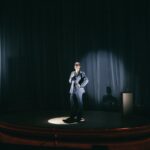 Natalia Valdebenito Instagram - Ha sido un inicio soñado. Esta primera temporada de “ESTO ES UN SECRETO” en @teatrosangines ha sido una hermosa manera de volver al escenario con amor y escándalo como me gusta. Estamos haciendo teatro y eso me hace muy feliz. Les invito a ver “ESTO ES UN SECRETO”, un verdadero viaje que les asegura honestidad, delirio y risas, muchas risas. Estas maravillosas fotografías son de mi querida amiga @valpalavecino 🙌🏻🖤 quien con su ojo cariñoso captó las tantas risas y Alegría que marcan este momento, que me hacen pensar que estamos en el camino correcto. 😉 Ahora nos vamos a @matucana100, para luego volver a @teatrosangines … donde aún quedan entradas 🤫🔥 @puntoticket Gracias a quienes saben guardar secretos 🤫🔥🤎 1. Parte del equipo justo antes de entrar a escena. 2. Handra dándolo todo.😍 3. Pau siendo Pau.😍 4. Valentín. El nuevo apodo queda en secreto. 🤫 5. Madurasexyera. 🫣 6. Seba y yo caminando al escenario. La sonrisas es la constante. 7. Equipo completo tomados de las manos.♥️ 8. Intro titulada: Porque puedo. 9. Improvisando. Actuando. 10. Muchas gracias, buenas noches.💚 “ESTO ES UN SECRETO” 🔥🤫 Nos vemos en mayo en @teatrosangines @puntoticket