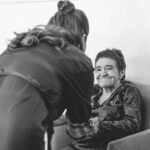 Natalia Valdebenito Instagram - No diré mucho más hoy. Tengo el corazón roto con tu partida, Cecilia. En el #cafeconnata hicimos en comunidad una catarsis de amor. A veces me quejo mucho. A veces no puedo ver las luces de esta vida. Hoy me declaro afortunada de contar siempre con tu cariño y apoyo en los momentos más difíciles de mi corazón. ¡No te vas, Cecilia! Eres gigante. Inmortal. La pena no me deja ver esta mañana, perdóname … me dijiste que debo ser fuerte siempre. Usted, mi maestra, entenderá que no es fácil hoy. Te llevaré siempre en mi alma. Inspiración infinita. Mi gran referente. Vanguardia y valentía. Eres y serás lo más grande de este país ingrato. 💔