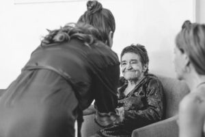 Natalia Valdebenito Instagram - No diré mucho más hoy. Tengo el corazón roto con tu partida, Cecilia. 
En el #cafeconnata hicimos en comunidad una catarsis de amor. 

A veces me quejo mucho. A veces no puedo ver las luces de esta vida. Hoy me declaro afortunada de contar siempre con tu cariño y apoyo en los momentos más difíciles de mi corazón. 
¡No te vas, Cecilia! Eres gigante. Inmortal. La pena no me deja ver esta mañana, perdóname … me dijiste que debo ser fuerte siempre. Usted, mi maestra, entenderá que no es fácil hoy. 
Te llevaré siempre en mi alma. Inspiración infinita. Mi gran referente. Vanguardia y valentía. Eres y serás lo más grande de este país ingrato. 💔