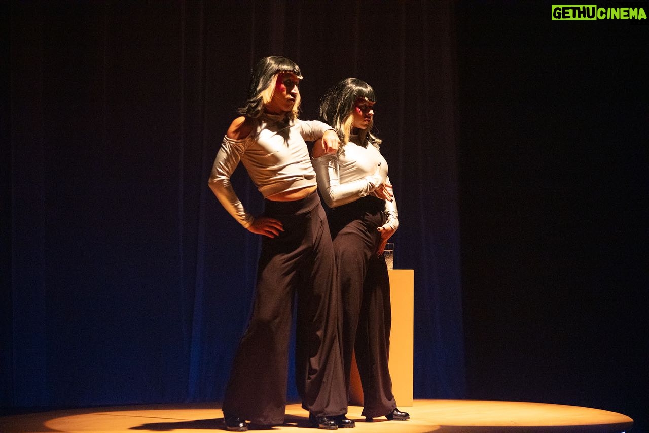 Natalia Valdebenito Instagram - Las primeras 10 funciones de “ESTO ES UN SECRETO” coronaron en @matucana100. Lo pasamos lindo, el público más entregado y loco que nunca, nos reímos y cerramos un pacto de teatro y confianza. Gracias a todos quienes ya han visto “ESTO ES UN SECRETO”. Nos espera la temporada de mayo en @teatrosangines y pronto anunciaremos fechas en regiones. 🤫🔥 Fotos con la calidad y cariño de mi amigo @xignaciox 🙌🏻🤎 gracias. Seco. Gracias equipo. 💘 todo mi respeto a cada uno de sus talentos y mi amor y admiración siempre.