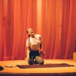 Natalia Valdebenito Instagram - Ha sido un inicio soñado. Esta primera temporada de “ESTO ES UN SECRETO” en @teatrosangines ha sido una hermosa manera de volver al escenario con amor y escándalo como me gusta. Estamos haciendo teatro y eso me hace muy feliz. Les invito a ver “ESTO ES UN SECRETO”, un verdadero viaje que les asegura honestidad, delirio y risas, muchas risas. Estas maravillosas fotografías son de mi querida amiga @valpalavecino 🙌🏻🖤 quien con su ojo cariñoso captó las tantas risas y Alegría que marcan este momento, que me hacen pensar que estamos en el camino correcto. 😉 Ahora nos vamos a @matucana100, para luego volver a @teatrosangines … donde aún quedan entradas 🤫🔥 @puntoticket Gracias a quienes saben guardar secretos 🤫🔥🤎 1. Parte del equipo justo antes de entrar a escena. 2. Handra dándolo todo.😍 3. Pau siendo Pau.😍 4. Valentín. El nuevo apodo queda en secreto. 🤫 5. Madurasexyera. 🫣 6. Seba y yo caminando al escenario. La sonrisas es la constante. 7. Equipo completo tomados de las manos.♥️ 8. Intro titulada: Porque puedo. 9. Improvisando. Actuando. 10. Muchas gracias, buenas noches.💚 “ESTO ES UN SECRETO” 🔥🤫 Nos vemos en mayo en @teatrosangines @puntoticket