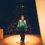 Natalia Valdebenito Instagram - Ha sido un inicio soñado. Esta primera temporada de “ESTO ES UN SECRETO” en @teatrosangines ha sido una hermosa manera de volver al escenario con amor y escándalo como me gusta. Estamos haciendo teatro y eso me hace muy feliz. Les invito a ver “ESTO ES UN SECRETO”, un verdadero viaje que les asegura honestidad, delirio y risas, muchas risas. Estas maravillosas fotografías son de mi querida amiga @valpalavecino 🙌🏻🖤 quien con su ojo cariñoso captó las tantas risas y Alegría que marcan este momento, que me hacen pensar que estamos en el camino correcto. 😉 Ahora nos vamos a @matucana100, para luego volver a @teatrosangines … donde aún quedan entradas 🤫🔥 @puntoticket Gracias a quienes saben guardar secretos 🤫🔥🤎 1. Parte del equipo justo antes de entrar a escena. 2. Handra dándolo todo.😍 3. Pau siendo Pau.😍 4. Valentín. El nuevo apodo queda en secreto. 🤫 5. Madurasexyera. 🫣 6. Seba y yo caminando al escenario. La sonrisas es la constante. 7. Equipo completo tomados de las manos.♥️ 8. Intro titulada: Porque puedo. 9. Improvisando. Actuando. 10. Muchas gracias, buenas noches.💚 “ESTO ES UN SECRETO” 🔥🤫 Nos vemos en mayo en @teatrosangines @puntoticket