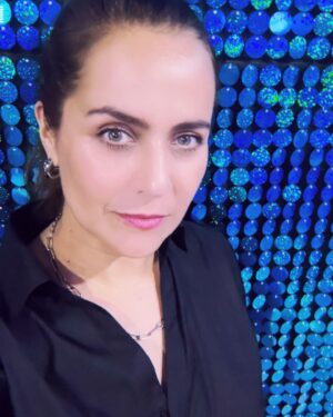 Natalia Valdebenito Instagram - Buen domingo 🤫
¿Como va? 

Mira amigo @cexarantonio. Hay una de un cumple quizás de qué año, pero no importa porque siempre llevaré tu torta.