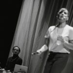Natalia Valdebenito Instagram - Seguimos con “ESTO ES UN SECRETO” y la cosa se pone cada vez más buena. Retratos hermosos de un equipo cariñoso y profesional, a cargo de @fernandarqn. Gracias por tu trabajo. Siempre es un placer. 🩵 Mayo AGOTADO. Junio, aún entradas disponibles. 😉 @ticketmastercl. 20 hrs. @teatrosangines Gracias por todo. 🤫🔥 Pronto fechas de regiones. Se viene la gira. ¡Qué emoción!