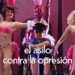 Natalia Valdebenito Instagram - La comedia teatral más comentada de los últimos tiempos vuelve al TEATRO NESCAFÉ DE LAS ARTES en mayo... Si aún no has visto “El asilo contra la opresión”, ¡ésta es tu oportunidad! 🍸🌴☀ En una casa de reposo de Miami -controlada por una agencia de inteligencia que busca la receta para la juventud eterna- se encuentran Salvador Allende, Augusto Pinochet y Lucía Hiriart, Ah, y también Juan Gabriel 😂🎵 Una comedia negra escrita por Alejandra Matus (@matustrala) y dirigida por Los Contadores Auditores (@loscontadores) 📆 1 al 4 de mayo - 19:30 horas ➡ 20% de descuento para socios de la Comunidad de las Artes (@comunidad_delasartes) 🎟 Entradas en Ticketmaster.cl y sin recargo en boleterías del Teatro 📌 Co-producción: GAM y TBB