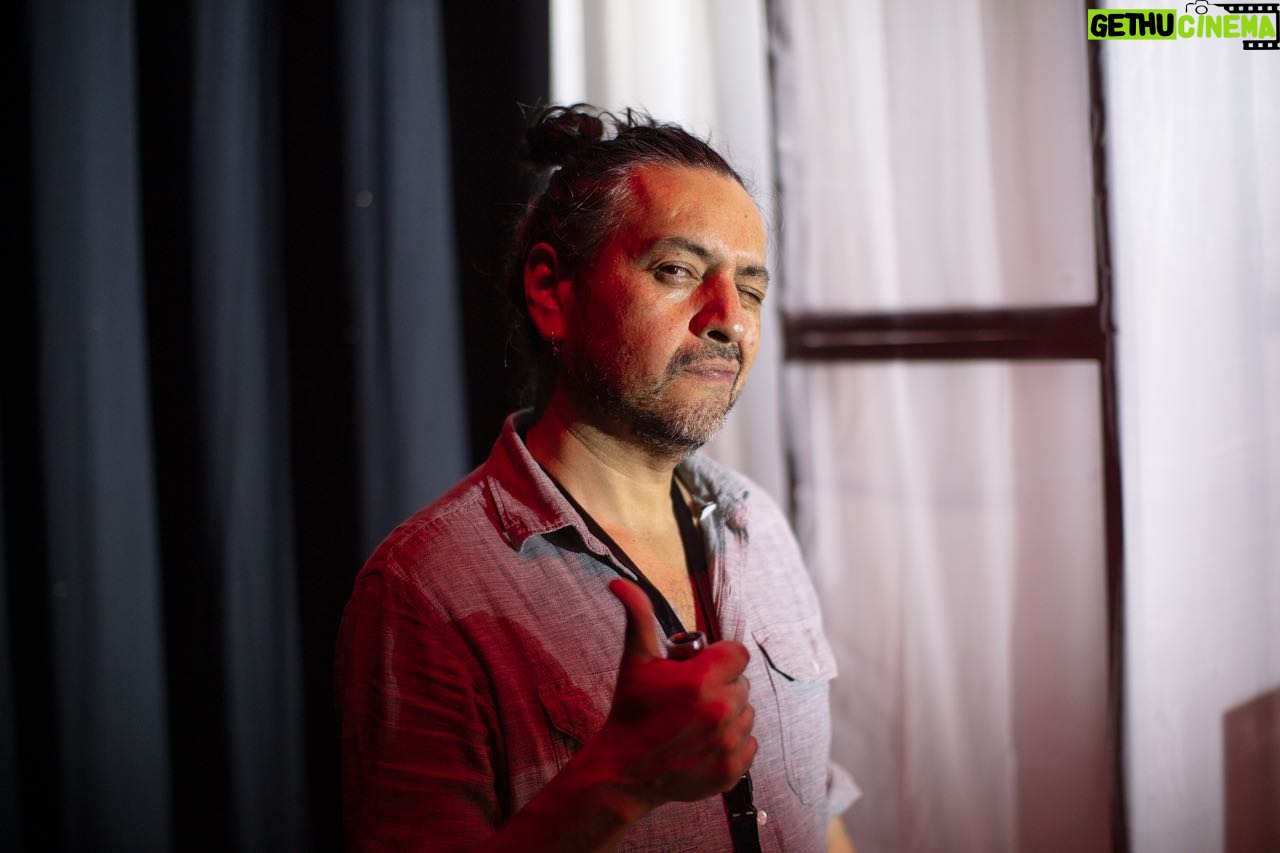 Natalia Valdebenito Instagram - Las primeras 10 funciones de “ESTO ES UN SECRETO” coronaron en @matucana100. Lo pasamos lindo, el público más entregado y loco que nunca, nos reímos y cerramos un pacto de teatro y confianza. Gracias a todos quienes ya han visto “ESTO ES UN SECRETO”. Nos espera la temporada de mayo en @teatrosangines y pronto anunciaremos fechas en regiones. 🤫🔥 Fotos con la calidad y cariño de mi amigo @xignaciox 🙌🏻🤎 gracias. Seco. Gracias equipo. 💘 todo mi respeto a cada uno de sus talentos y mi amor y admiración siempre.