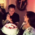 Natalia Valdebenito Instagram - Buen domingo 🤫 ¿Como va? Mira amigo @cexarantonio. Hay una de un cumple quizás de qué año, pero no importa porque siempre llevaré tu torta.