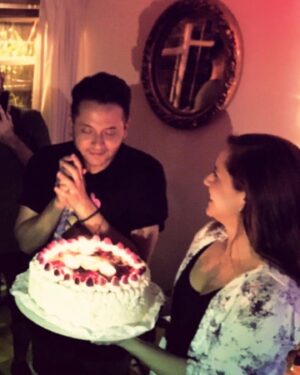 Natalia Valdebenito Instagram - Buen domingo 🤫
¿Como va? 

Mira amigo @cexarantonio. Hay una de un cumple quizás de qué año, pero no importa porque siempre llevaré tu torta.