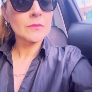 Natalia Valdebenito Instagram - Buen domingo 🤫
¿Como va? 

Mira amigo @cexarantonio. Hay una de un cumple quizás de qué año, pero no importa porque siempre llevaré tu torta.