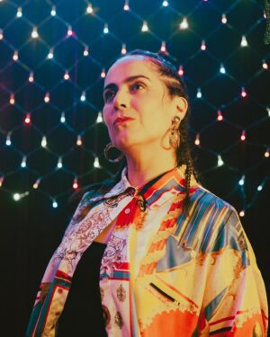 Natalia Valdebenito Instagram - Estas fotos fueron tomadas por @elnicosato el día que grabamos el video de “Millonaria”, hit precioso del nuevo disco de mi amada @anatijoux, llamado VIDA. 
Ana, eres VIDA!  Gracias … usted sabe! 🔥♥️ 

Mención especial a las reinas de mi nueva formación “zarrazadada” … gran día que nos gozamos. Gracias por todo también. 🩷😎🤭 @irinadoom @rayokuza @florderap @kurufleiback