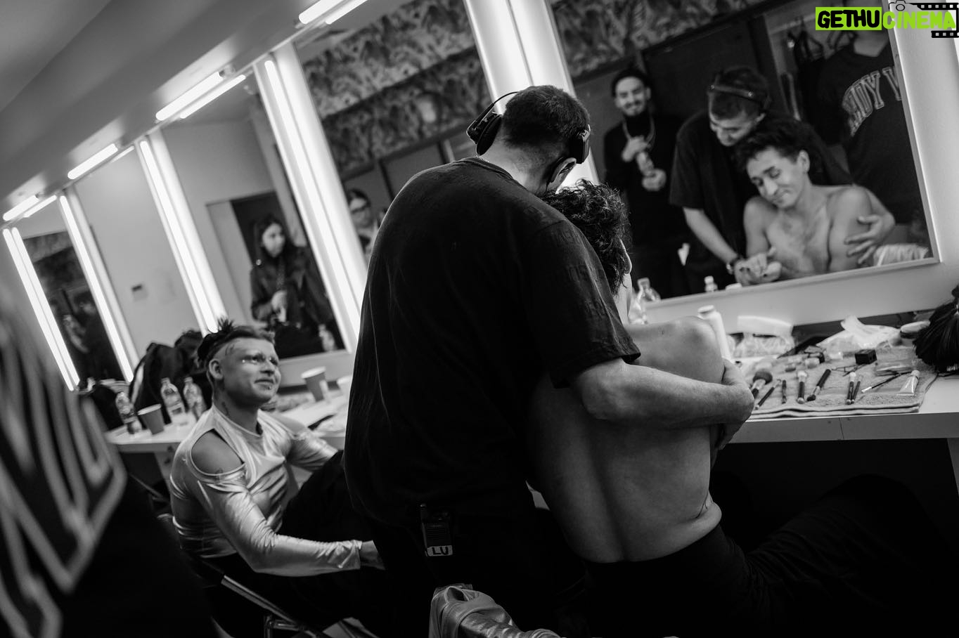 Natalia Valdebenito Instagram - Solo unas cuantas de las maravillosas fotos sacadas por @inti.gajardo.g 🙌🏻🖤 El escenario. El trabajo. La felicidad. Mis compañerxs. Faltan muchas fotos y más de todos los que hacen posible este show que me tiene MÁS que feliz. Seguimos en mayo los miércoles y jueves en @teatrosangines a las 20 hrs. Entradas en @puntoticket 🔥🤫