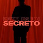 Natalia Valdebenito Instagram - Ya está. Estrenamos. Partió el viaje de “ESTO ES UN SECRETO”. Nada más lindo que este vértigo. Que hacer teatro. Que el stand up. Que improvisar cada noche y lanzarme al vacío. Este registro estuvo en manos de mi querida y admirada @inti.gajardo.g, con quien tuvimos la suerte de trabajar y compartir estos días tan intensos e irrepetibles. Una artista. Una más de la crew. Gracias por justo cruzar el mundo y estar aquí para este momento. Este equipo es un lujo. Gracias por el compromiso, el humor y el amor. @lucianofrancino productor general. @segonzalezg productor. @cexarantonio asistencia de dirección. @frantorresc vestuario y duende mágico. @paulamagnetica actriz y coreógrafa. @handraa.h actriz y coreógrafa. @barlitro músico. @nataliamunoz_v maquillaje y pelo. @alvaro_aranda productor técnico. @marco.diaz.81 sonido. @ro_carrasco_ técnico. @seitaseitaseitaseitaseita diseño escénico e iluminación. @mauroavila iluminador. @gabri.brinda escenografía. @luisteluiste diseño maquillaje gemelas. @ignacioredard arreglos audio. @agencia_collage prensa. @media.collage media. Han sido días tan lindos. Llevo 20 años de trabajo y es un privilegio seguir sintiendo esta emoción. Siempre es empezar. Siempre todo por aprender. Y pensaba si decirlo o no, pero si no soy yo quién. @valdebenitonata guión, dirección, interpretación y producción general. 🤓 Gracias al público que no me suelta. Gracias por estar. Todo es para y por el público. Mi respeto y cariño siempre. ♥️ Quedan las últimas entradas para las funciones de mayo. Vaya por ellas. En @teatrosangines por @puntoticket ¡Lxs espero! 🤫🔥