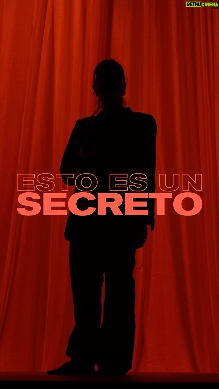 Natalia Valdebenito Instagram - Ya está. Estrenamos. Partió el viaje de “ESTO ES UN SECRETO”. Nada más lindo que este vértigo. Que hacer teatro. Que el stand up. Que improvisar cada noche y lanzarme al vacío. Este registro estuvo en manos de mi querida y admirada @inti.gajardo.g, con quien tuvimos la suerte de trabajar y compartir estos días tan intensos e irrepetibles. Una artista. Una más de la crew. Gracias por justo cruzar el mundo y estar aquí para este momento. Este equipo es un lujo. Gracias por el compromiso, el humor y el amor. @lucianofrancino productor general. @segonzalezg productor. @cexarantonio asistencia de dirección. @frantorresc vestuario y duende mágico. @paulamagnetica actriz y coreógrafa. @handraa.h actriz y coreógrafa. @barlitro músico. @nataliamunoz_v maquillaje y pelo. @alvaro_aranda productor técnico. @marco.diaz.81 sonido. @ro_carrasco_ técnico. @seitaseitaseitaseitaseita diseño escénico e iluminación. @mauroavila iluminador. @gabri.brinda escenografía. @luisteluiste diseño maquillaje gemelas. @ignacioredard arreglos audio. @agencia_collage prensa. @media.collage media. Han sido días tan lindos. Llevo 20 años de trabajo y es un privilegio seguir sintiendo esta emoción. Siempre es empezar. Siempre todo por aprender. Y pensaba si decirlo o no, pero si no soy yo quién. @valdebenitonata guión, dirección, interpretación y producción general. 🤓 Gracias al público que no me suelta. Gracias por estar. Todo es para y por el público. Mi respeto y cariño siempre. ♥️ Quedan las últimas entradas para las funciones de mayo. Vaya por ellas. En @teatrosangines por @puntoticket ¡Lxs espero! 🤫🔥