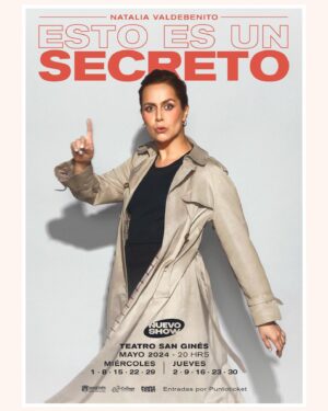 Natalia Valdebenito Instagram - Nuevas funciones de “ESTO ES UN SECRETO” y yo muero de felicidad. El jueves es el estreno de este nuevo trabajo que ya estoy amando mucho. 
Gracias al equipo. A los teatros que me abren sus puertas. Al público más lindo del mundo.

¡Lxs espero como siempre, con mucho escándalo y amor! 
🤫🔥

Desde el 8 de mayo POR SI. 

Link de entradas en mi bio 🩵 

Equipo de esta foto espectacular:
 📸 @rodphotography 
Asist. 📸 @c0leoptera 
💄💁🏻‍♀️ @humbertomoyav 
💅🏻 @gisseladenisse @koteg.nailstudio

🧠 @frantorresc 
🛠️ @lucianofrancino