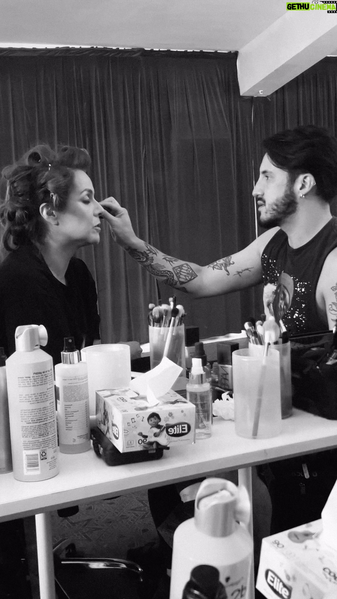 Natalia Valdebenito Instagram - “ESTO ES UN SECRETO” nuevo show. 🤫🔥 📸 @rodphotography 💄💁🏻♀️ @humbertomoyav 🧠 @frantorresc 🛠️ @lucianofrancino Asist.📸 @c0leoptera 🎥 @media.collage 🗞️ @agencia_collage ¡Gracias a los equipos que hacen posible que las ideas se conviertan en realidad! Link de entradas en bio.
